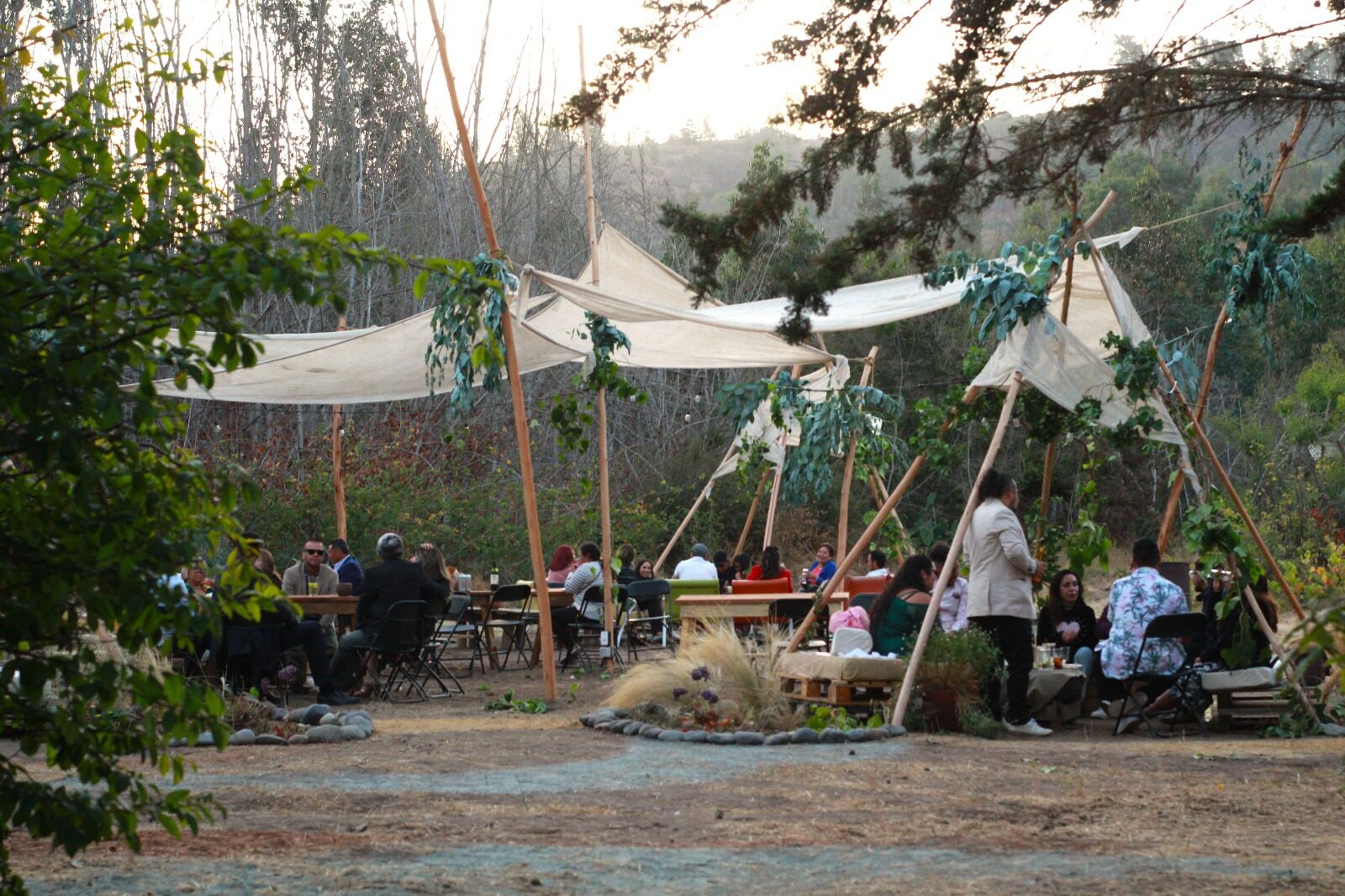 Atardecer entre carpas de tela